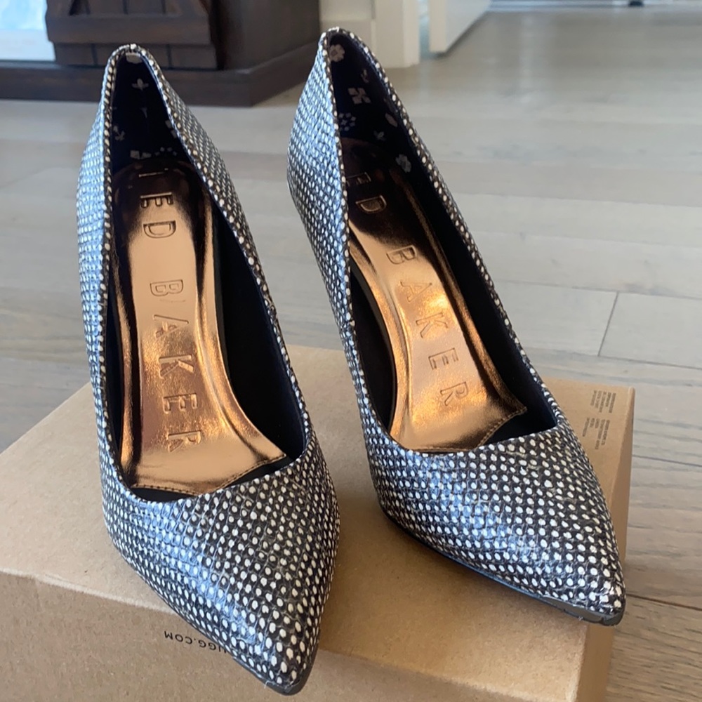 NWT Ted Baker Izibelos Pointed Toe Pump In Black Embossed Leather - Size 7.5